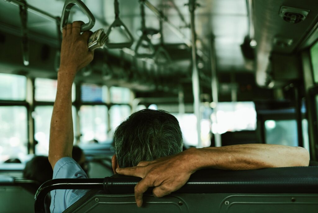 découvrez les voyages en bus en thaïlande : conseils pratiques, itinéraires populaires et astuces pour un trajet confortable et économique à travers le pays.