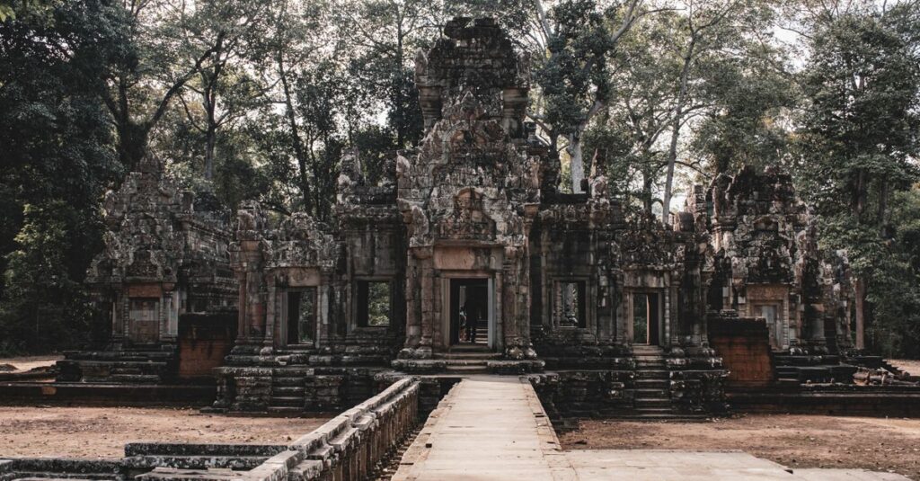 découvrez notre guide de voyage complet au cambodge : conseils pratiques, sites incontournables, culture locale et astuces pour un séjour inoubliable.